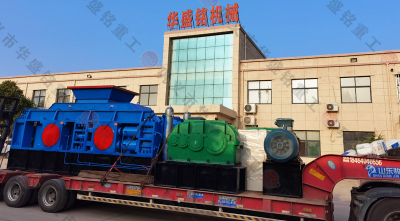 時產(chǎn)300噸數(shù)控對輥破碎機(jī)發(fā)貨現(xiàn)場